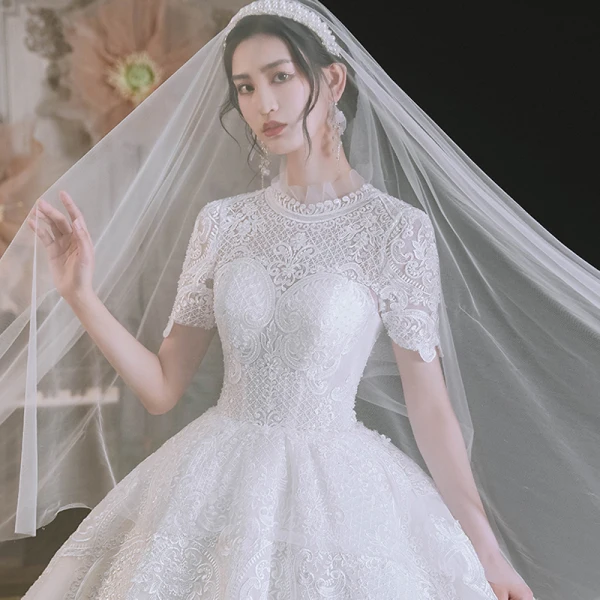 Élégant Haut de Gamme Ivoire Robe Boule Robe De Mariée 2021 Encolure Dégagée Perlage En Dentelle Fleur Manches Courtes Dos Nu Royal Train Mariage