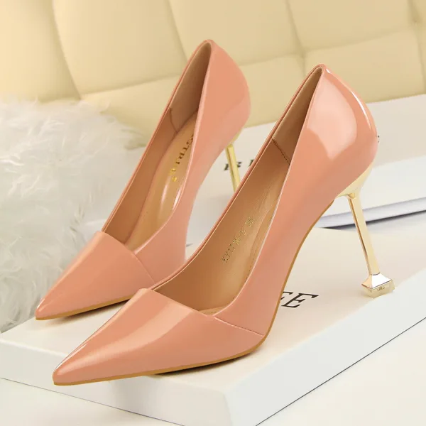 Schöne OL Ivory / Creme Pumps 2020 Lackleder 9 cm Stilettos Spitzschuh Pumps