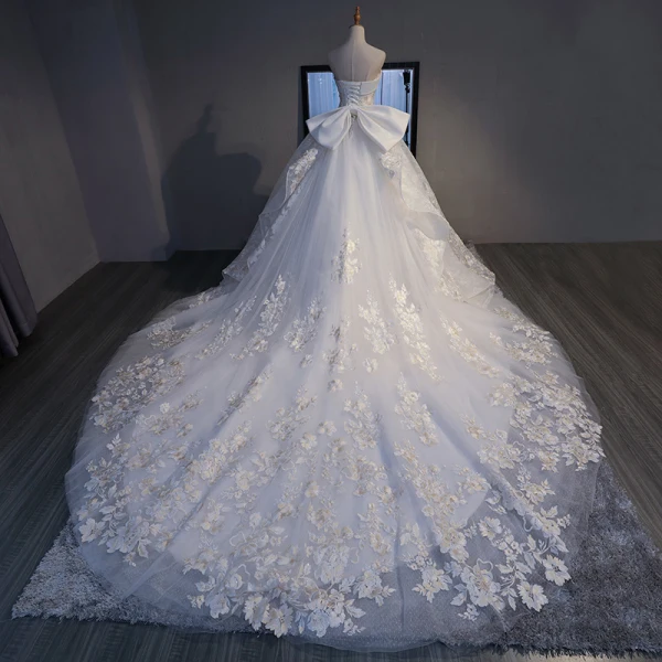 Luxe Blanche Cathedral Train Mariage 2018 Bretelles croisées Lacer Tulle Dos Nu Perlage Brodé Robe Boule Robe De Mariée
