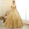 Elegantes Oro Vestidos de gala 2020 Ball Gown Fuera Del Hombro Manga Corta Apliques Con Encaje Glitter Tul Largos Ruffle Sin Espalda Vestidos Formales