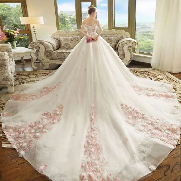 Schöne Ivory / Creme Brautkleider / Hochzeitskleider 2018 Ballkleid Off Shoulder Kurze Ärmel Rückenfreies Rosa Applikationen Spitze Kathedrale Schleppe Rüschen