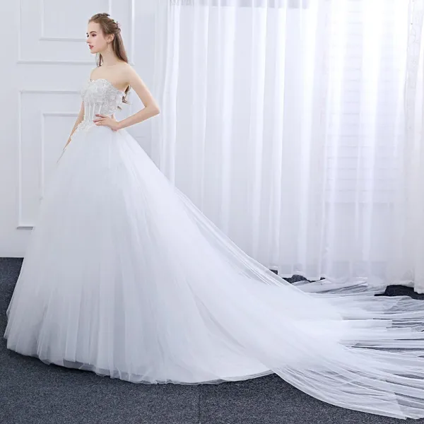 Enkel Hvit Brudekjoler 2018 Ballkjole Kjæreste Uten Ermer Ryggløse Appliques Blonder Beading Perle Chapel Train Buste