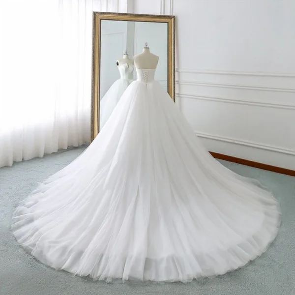 Simple Ivoire Robe De Mariée 2018 Robe Boule Unique Bustier Sans Manches Dos Nu Cathedral Train Volants