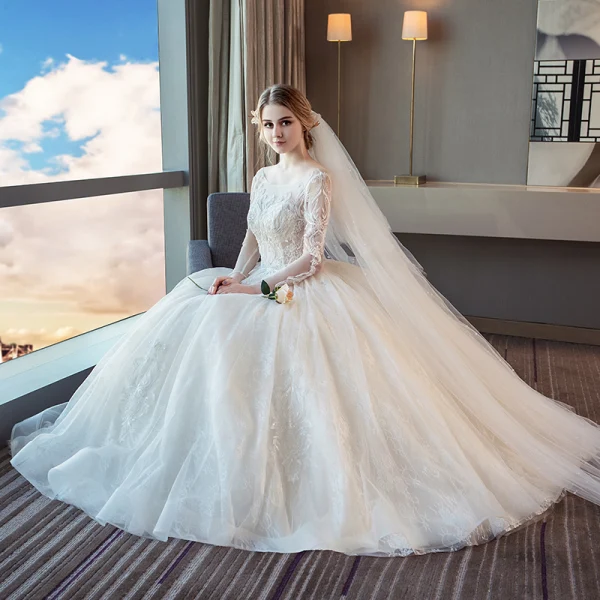 Élégant Ivoire Robe De Mariée 2018 Robe Boule Encolure Dégagée Manches Longues Dos Nu Appliques Percé En Dentelle Longue Volants