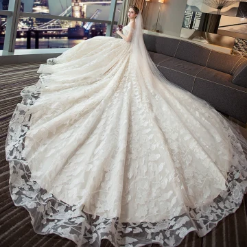 Bling Bling Ivoire Robe De Mariée 2018 Robe Boule De L Épaule Manches Courtes Dos Nu Glitter Appliques En Dentelle Perlage Perle Cathedral Train Volants