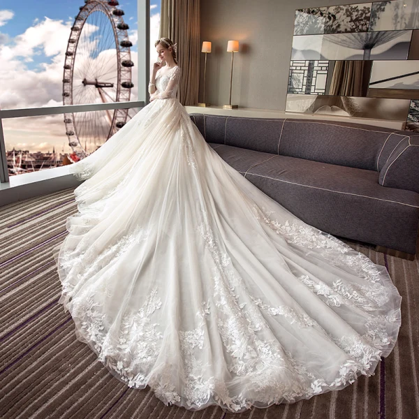 Élégant Ivoire Transparentes Robe De Mariée 2018 Robe Boule Encolure Dégagée 3/4 Manches Dos Nu Appliques Percé En Dentelle Royal Train Volants