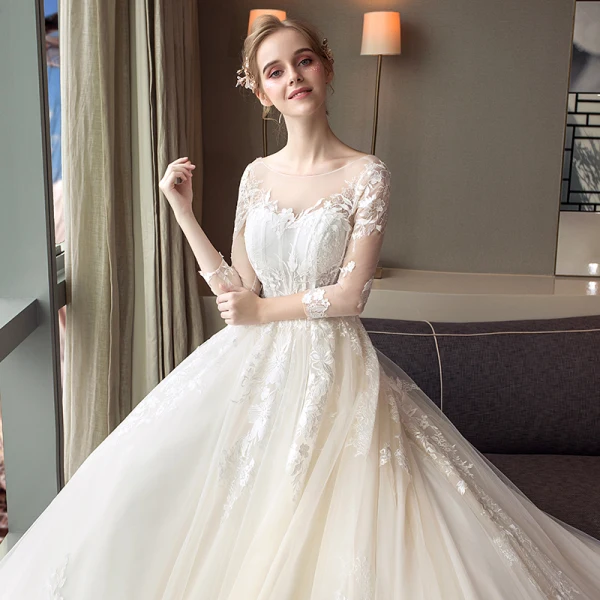 Élégant Ivoire Transparentes Robe De Mariée 2018 Robe Boule Encolure Dégagée 3/4 Manches Dos Nu Appliques Percé En Dentelle Royal Train Volants
