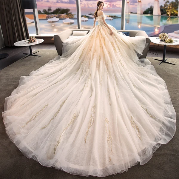 Moderne / Mode Champagne Robe De Mariée 2018 Robe Boule De l'épaule Manches Courtes Dos Nu Appliques En Dentelle Perle Royal Train Volants