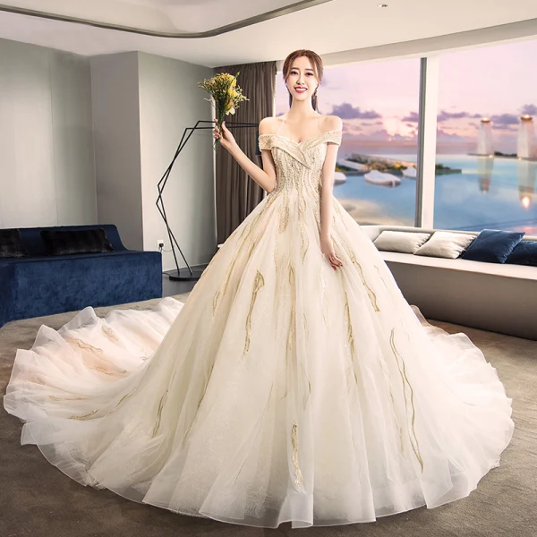 Moderne / Mode Champagne Robe De Mariée 2018 Robe Boule De l'épaule Manches Courtes Dos Nu Appliques En Dentelle Perle Royal Train Volants