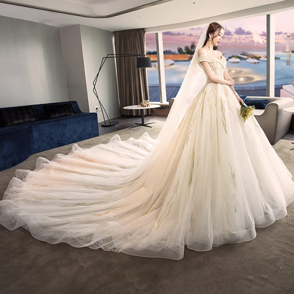 Moderne / Mode Champagne Robe De Mariée 2018 Robe Boule De l'épaule Manches Courtes Dos Nu Appliques En Dentelle Perle Royal Train Volants