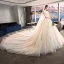 Moderne / Mode Champagne Robe De Mariée 2018 Robe Boule De l'épaule Manches Courtes Dos Nu Appliques En Dentelle Perle Royal Train Volants