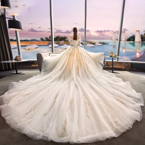 Moderne / Mode Champagne Robe De Mariée 2018 Robe Boule De l'épaule Manches Courtes Dos Nu Appliques En Dentelle Perle Royal Train Volants