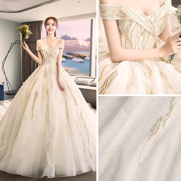 Moderne / Mode Champagne Robe De Mariée 2018 Robe Boule De l'épaule Manches Courtes Dos Nu Appliques En Dentelle Perle Royal Train Volants