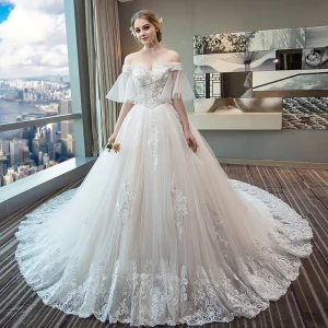 Elegant Elfenben Brudekjoler 2018 Ballkjole Av Skulderen 1 2 Ermer Ryggløse Beading Paljetter Appliques Blonder Cathedral Train Buste