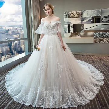 Eleganta Elfenben Bröllopsklänningar 2018 Balklänning Av Axeln 1 2 Ärm Halterneck Beading Paljetter Appliqués Spets Cathedral Train Ruffle