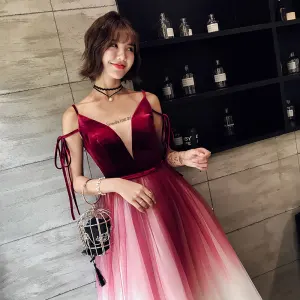 Moderne Mode Bordeaux Robe De Soirée 2018 Princesse Bretelles Spaghetti V Cou Sans Manches Ceinture Longue Volants Dos Nu Robe De Ceremonie