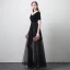 Erschwinglich Sommer Schwarz Abendkleider 2018 A Linie Off Shoulder V-Ausschnitt Kurze Ärmel Knöchellänge Rüschen Rückenfreies Festliche Kleider