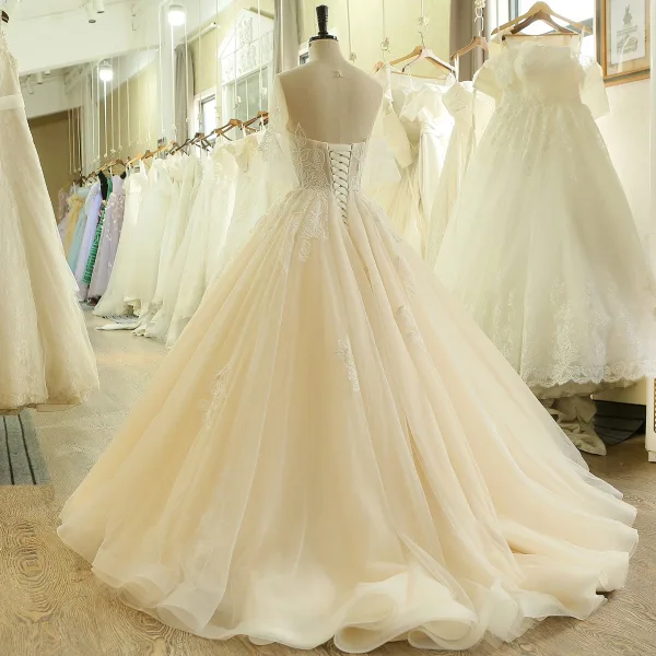 Simple Champagne Robe De Mariée 2018 Robe Boule Transparentes Encolure Dégagée 1/2 Manches Dos Nu Appliques En Dentelle Train De Balayage Volants