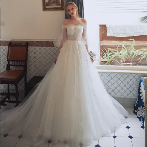 Abordable Champagne Robe De Mariée 2018 Princesse De L Épaule 3 4 Manches Dos Nu Appliques En Dentelle Tribunal Train Volants