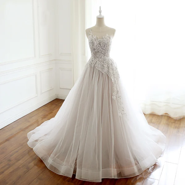 Charmant Gris Transparentes Robe De Bal 2018 Princesse Encolure Dégagée Sans Manches Appliques En Dentelle Tribunal Train Volants Robe De Ceremonie