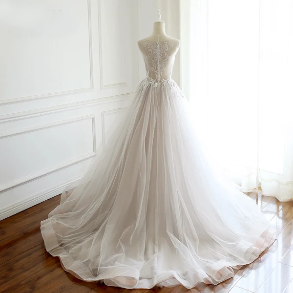 Charmant Gris Transparentes Robe De Bal 2018 Princesse Encolure Dégagée Sans Manches Appliques En Dentelle Tribunal Train Volants Robe De Ceremonie