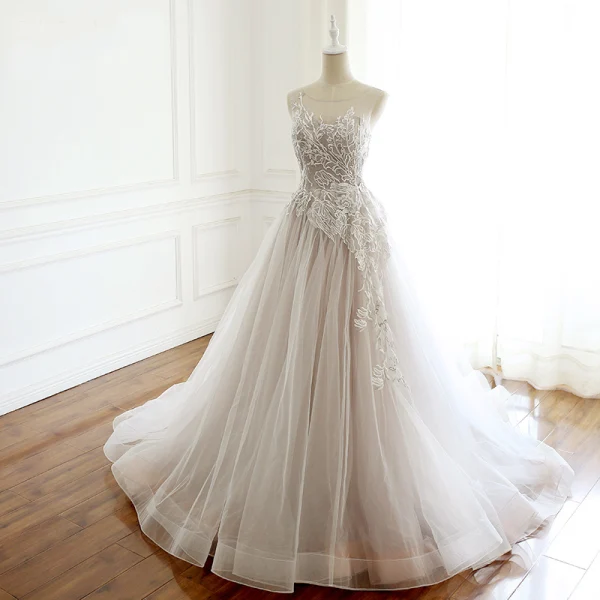 Charmant Gris Transparentes Robe De Bal 2018 Princesse Encolure Dégagée Sans Manches Appliques En Dentelle Tribunal Train Volants Robe De Ceremonie