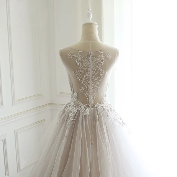 Charmant Gris Transparentes Robe De Bal 2018 Princesse Encolure Dégagée Sans Manches Appliques En Dentelle Tribunal Train Volants Robe De Ceremonie