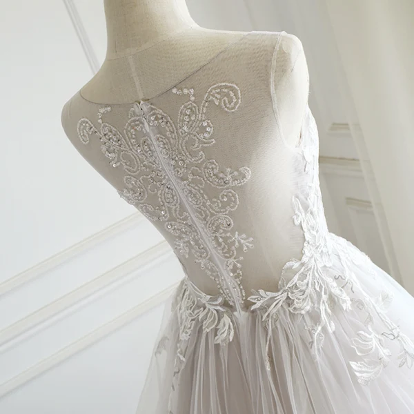 Charmant Gris Transparentes Robe De Bal 2018 Princesse Encolure Dégagée Sans Manches Appliques En Dentelle Tribunal Train Volants Robe De Ceremonie