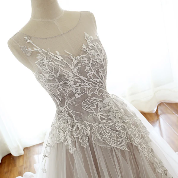 Charmant Gris Transparentes Robe De Bal 2018 Princesse Encolure Dégagée Sans Manches Appliques En Dentelle Tribunal Train Volants Robe De Ceremonie