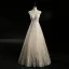 Chic / Belle Champagne Robe De Mariée 2018 Princesse Transparentes Encolure Dégagée Sans Manches Dos Nu Appliques En Dentelle Perlage Faux Diamant Longue Volants