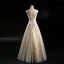 Chic / Belle Champagne Robe De Mariée 2018 Princesse Transparentes Encolure Dégagée Sans Manches Dos Nu Appliques En Dentelle Perlage Faux Diamant Longue Volants