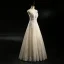 Chic / Belle Champagne Robe De Mariée 2018 Princesse Transparentes Encolure Dégagée Sans Manches Dos Nu Appliques En Dentelle Perlage Faux Diamant Longue Volants