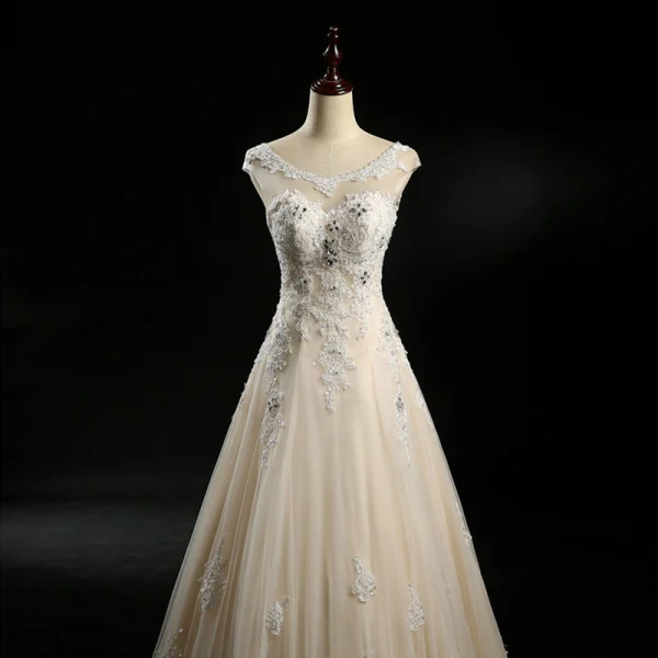 Chic / Belle Champagne Robe De Mariée 2018 Princesse Transparentes Encolure Dégagée Sans Manches Dos Nu Appliques En Dentelle Perlage Faux Diamant Longue Volants
