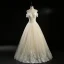 Vintage / Originale Champagne Transparentes Robe De Mariée 2018 Princesse Encolure Carrée Manches Courtes Dos Nu Appliques En Dentelle Perle Perlage Longue Volants