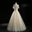 Vintage / Originale Champagne Transparentes Robe De Mariée 2018 Princesse Encolure Carrée Manches Courtes Dos Nu Appliques En Dentelle Perle Perlage Longue Volants