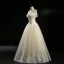 Vintage / Originale Champagne Transparentes Robe De Mariée 2018 Princesse Encolure Carrée Manches Courtes Dos Nu Appliques En Dentelle Perle Perlage Longue Volants