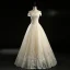 Classique Champagne Robe De Mariée 2018 Princesse De l'épaule Manches Courtes Dos Nu Appliques En Dentelle Glitter Tulle Paillettes Perlage Longue Volants