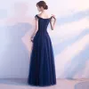 Moderne / Mode Bleu Marine Robe De Soirée 2017 Princesse V-Cou Sans Manches Appliques En Dentelle Paillettes Perle Perlage Longue Volants Dos Nu Robe De Ceremonie