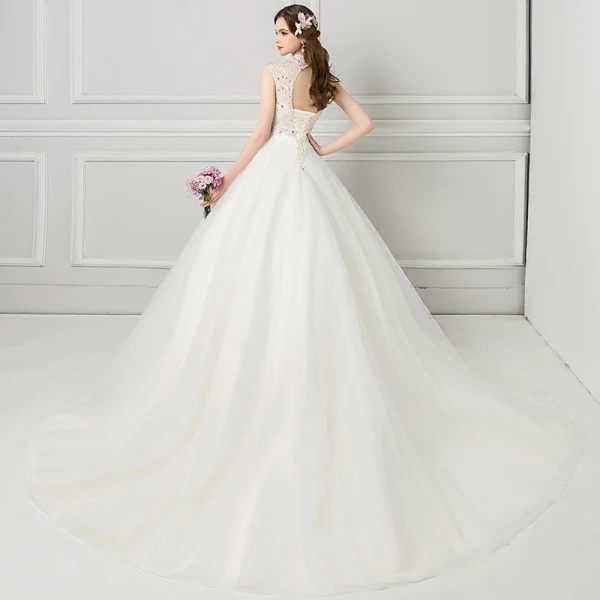 Schöne Ivory / Creme Durchsichtige Brautkleider 2018 Ballkleid Stehkragen Ärmellos Rückenfreies Perlenstickerei Perle Strass Rüschen Hof-Schleppe