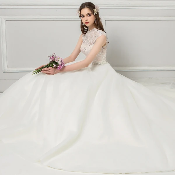 Schöne Ivory / Creme Durchsichtige Brautkleider 2018 Ballkleid Stehkragen Ärmellos Rückenfreies Perlenstickerei Perle Strass Rüschen Hof-Schleppe