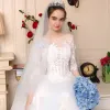 Fantastisk Vita Gradient-Färg Himmelsblå Pierced Bröllopsklänningar 2017 Balklänning Urringning 3/4 ärm Appliqués Spets Cathedral Train