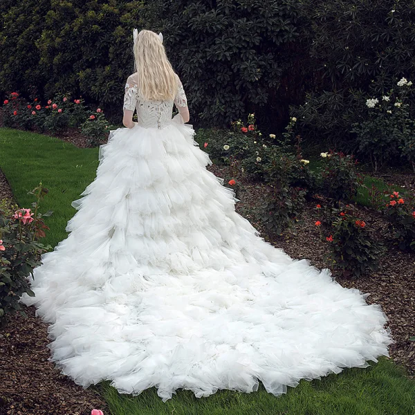 Schöne Weiß Durchbohrt Brautkleider 2017 Ballkleid Rundhalsausschnitt 1/2 Ärmel Rückenfreies Applikationen Mit Spitze Strass Kathedrale Schleppe