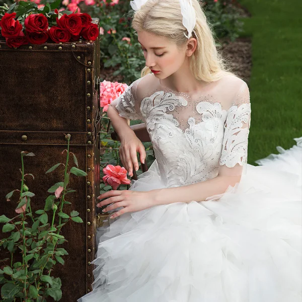 Schöne Weiß Durchbohrt Brautkleider 2017 Ballkleid Rundhalsausschnitt 1/2 Ärmel Rückenfreies Applikationen Mit Spitze Strass Kathedrale Schleppe