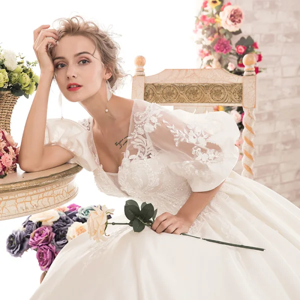 Stunning White Pierced Wedding Dresses 2018 Ball Gown V-Neck 1/2 Sleeves Backless Appliques Lace Beading Royal Train