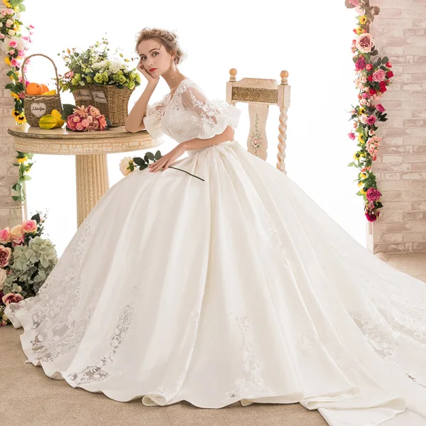 Stunning White Pierced Wedding Dresses 2018 Ball Gown V-Neck 1/2 Sleeves Backless Appliques Lace Beading Royal Train