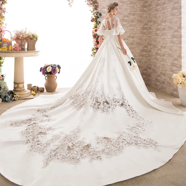 Stunning White Pierced Wedding Dresses 2018 Ball Gown V-Neck 1/2 Sleeves Backless Appliques Lace Beading Royal Train