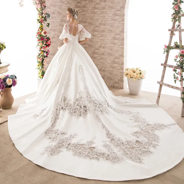 Stunning White Pierced Wedding Dresses 2018 Ball Gown V-Neck 1/2 Sleeves Backless Appliques Lace Beading Royal Train