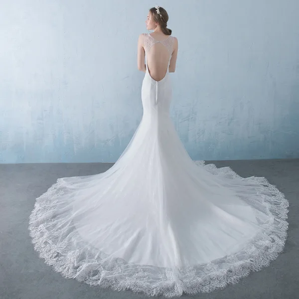 Chic / Belle Blanche Percé Robe De Mariée 2018 Trompette / Sirène Encolure Dégagée Sans Manches Dos Nu Appliques En Dentelle Paillettes Perlage Cristal Noeud Ceinture Cathedral Train