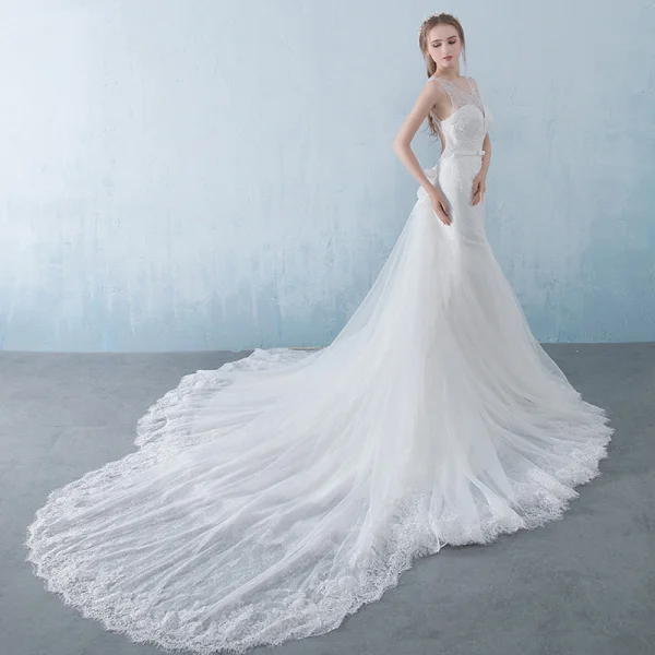 Chic / Belle Blanche Percé Robe De Mariée 2018 Trompette / Sirène Encolure Dégagée Sans Manches Dos Nu Appliques En Dentelle Paillettes Perlage Cristal Noeud Ceinture Cathedral Train