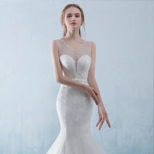 Chic / Belle Blanche Percé Robe De Mariée 2018 Trompette / Sirène Encolure Dégagée Sans Manches Dos Nu Appliques En Dentelle Paillettes Perlage Cristal Noeud Ceinture Cathedral Train